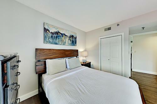 Apartamento Top-floor Condo - River & Mountain Views - Pool