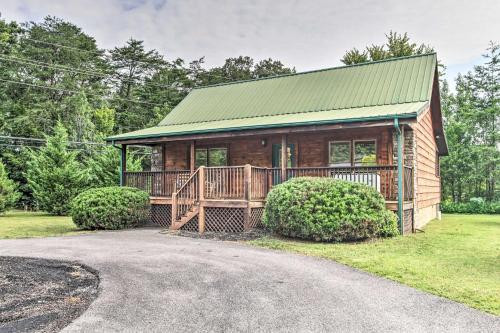 Creekside Cottage With Hot Tub, 1mi To Pigeon Forge