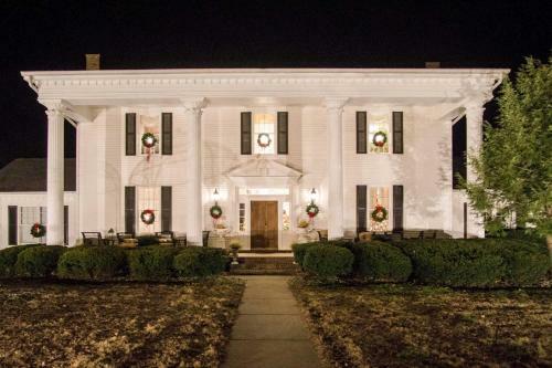 Historic Cedar Hill Mansion With Pool And Patio On Farm