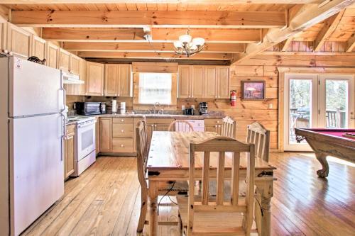 Woodland Hideaway With Deck, Hot Tub, And Fire Pit!