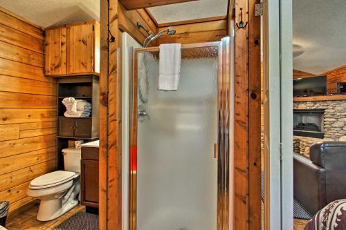 Riverfront Cabin With Fire Pit - 5 Mi To Pigeon Forge