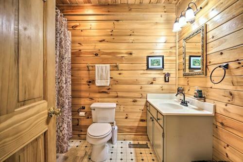 Lakefront Cabin With Dock, Deck And Pool Access!