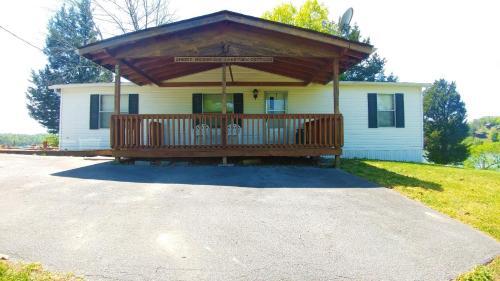 Free Xplorie Attractions Every Day! - Lakefront Cottage