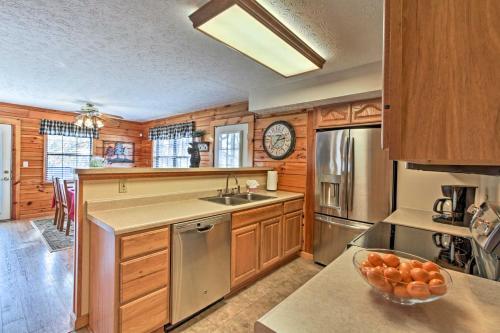 Sevierville Cabin With Hot Tub, Views And Pool Access!
