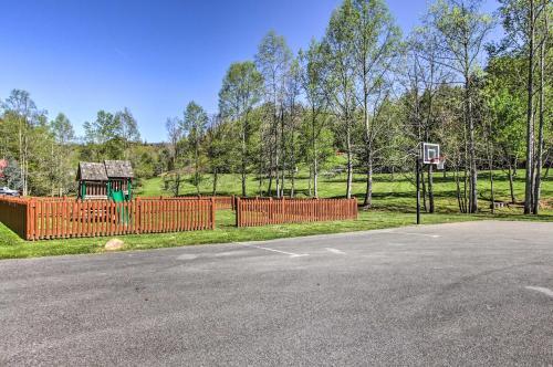 Upscale Sevierville Cabin With Deck, Hot Tub And Games!