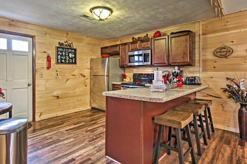 Red Moose Lodge Mtn Getaway With Hot Tub And Views!