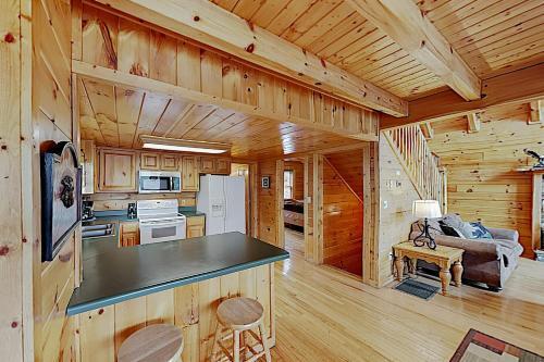 New Listing! Dollywood Cabin With Private Hot Tub Cabin