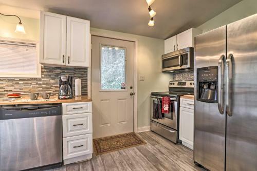 Serene Riverfront Hideaway, 3 Mi To Caverns!