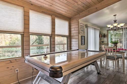 Serene Riverfront Hideaway, 3 Mi To Caverns!