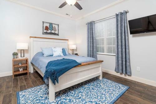Elegant Cades Cove Condo With Community Pool