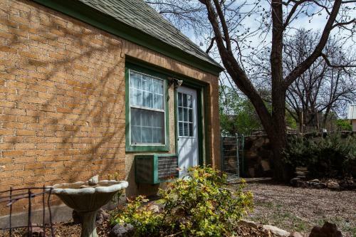 Langridge Lodge - Charming Studio, Great Location! Residence