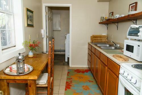 Langridge Lodge - Charming Studio, Great Location! Residence