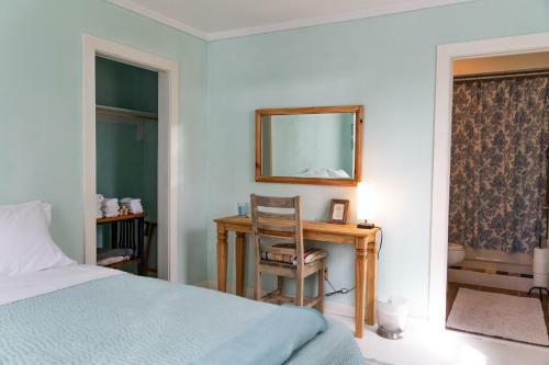 Langridge Lodge - Charming Studio, Great Location! Residence