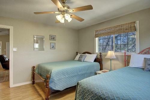 Fantasy Oaks Lodge Home