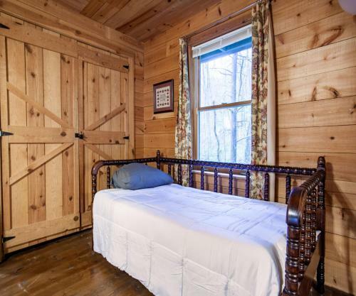 Our Blue Heaven - Secluded With A Wood Fireplace