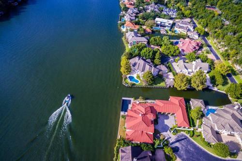 Newning 1br Condo, With Pool
