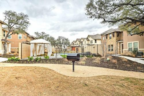 Upscale And Modern Austin Townhome With Pool Access!