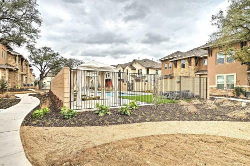Upscale And Modern Austin Townhome With Pool Access!