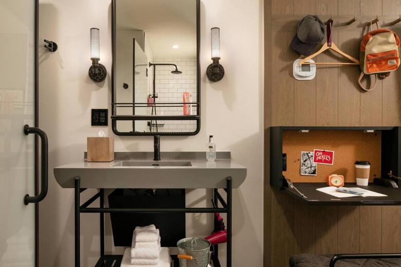 Hotel Moxy Austin - University