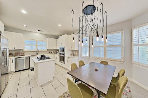 Modern Getaway With Firepit - Walk To Parks & Dining Home