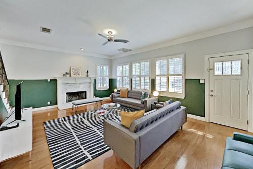 Modern Getaway With Firepit - Walk To Parks & Dining Home