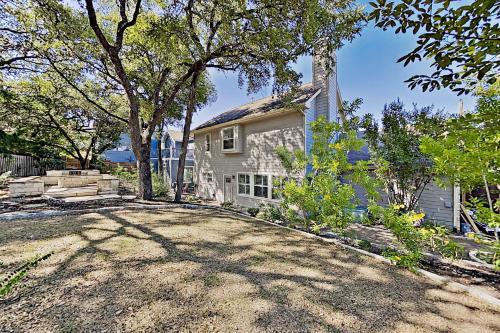 Modern Getaway With Firepit - Walk To Parks & Dining Home