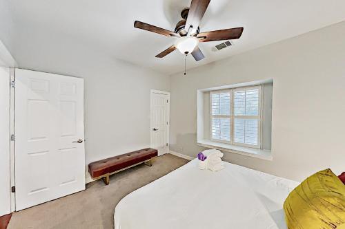 Modern Getaway With Firepit - Walk To Parks & Dining Home
