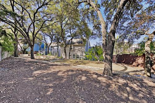 Modern Getaway With Firepit - Walk To Parks & Dining Home