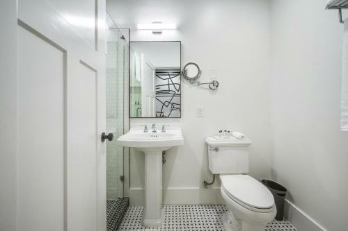 Adina - All 4 Top-floor Suites - Downtown Austin Hotel Room