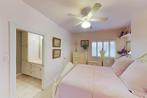West Lake Wonder With Private Pool & Outdoor Kitchen Home