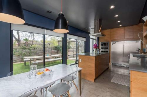 Contemporary Home In Downtown Austin