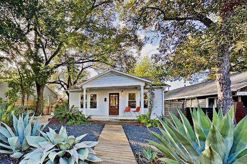 Lavish Escape - Firepit - 1 Block To Dining, Shops Home
