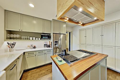Modern Escape With Firepit - 2 Blocks To Dining Home