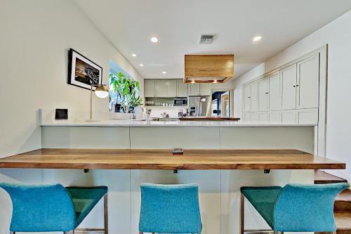 Modern Escape With Firepit - 2 Blocks To Dining Home