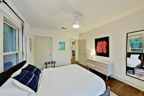 Modern Escape With Firepit - 2 Blocks To Dining Home