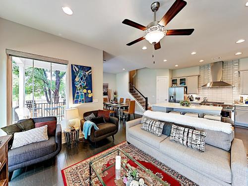 New Listing! Spacious & Lavish Getaway - Downtown! Home