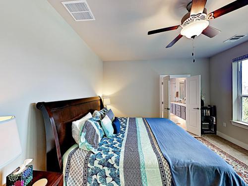 New Listing! Spacious & Lavish Getaway - Downtown! Home