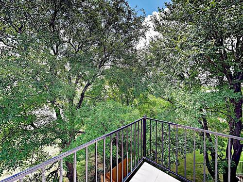 New Listing! Spacious & Lavish Getaway - Downtown! Home