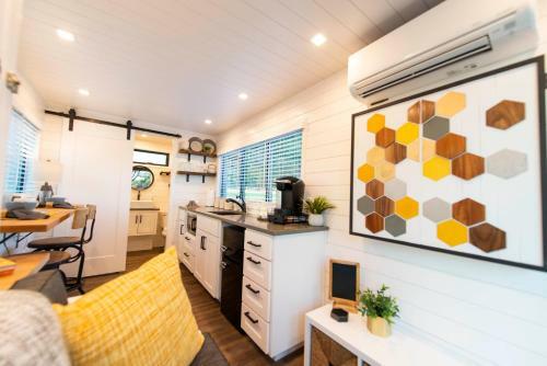 The Honeycomb-tiny Container Home 12 Min. To Magnolia/baylor