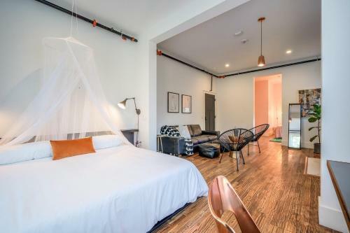 Adina - Chandelier Suite - Accessible Hotel Room