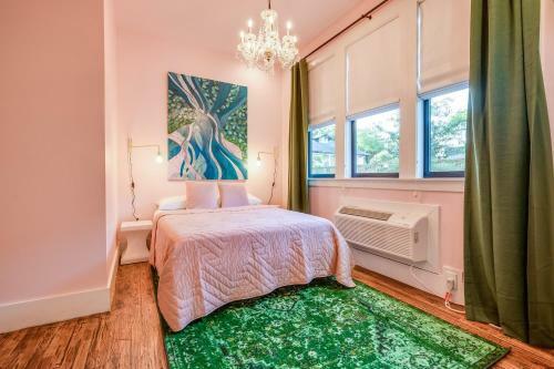 Adina - Chandelier Suite - Accessible Hotel Room