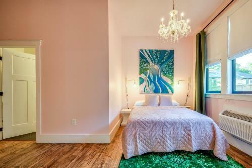 Adina - Chandelier Suite - Accessible Hotel Room