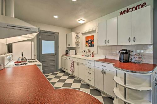 Remodeled Retro Home Near Blanco Town Square!