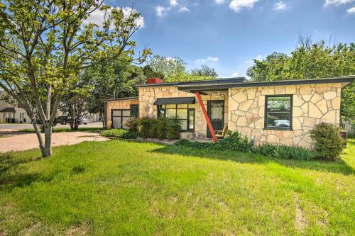 Remodeled Retro Home Near Blanco Town Square!