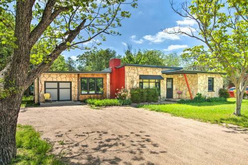 Remodeled Retro Home Near Blanco Town Square!