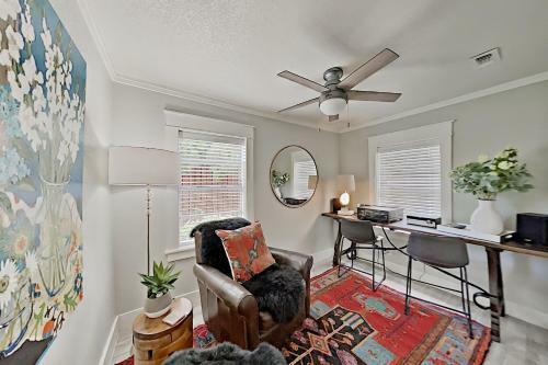 Charming Cottage With Chic Decor -- Walk To Downtown Home