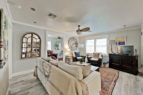 Charming Cottage With Chic Decor -- Walk To Downtown Home
