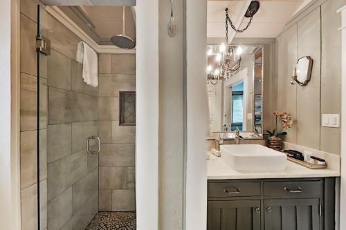 Charming Cottage With Chic Decor -- Walk To Downtown Home