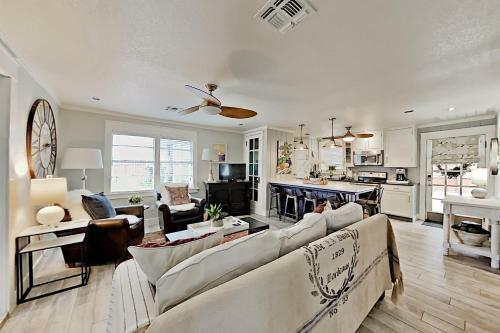 Charming Cottage With Chic Decor -- Walk To Downtown Home