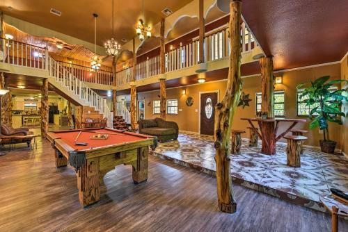 Spacious Conroe Home With Foosball And Pool Table!